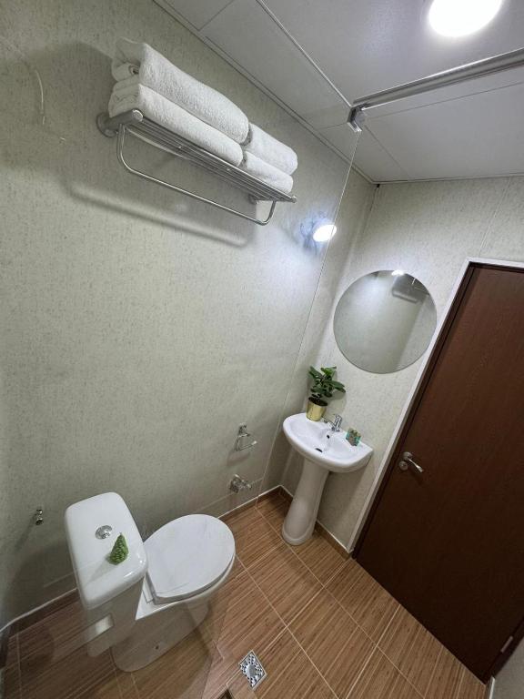 Baie modernă cu prosoape pufoase