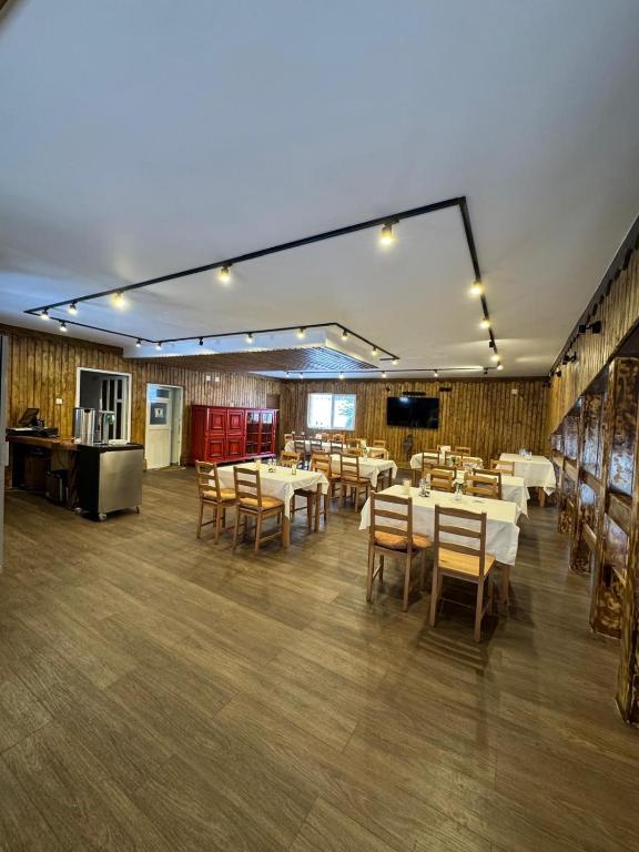 Restaurantul cabanei, cu pereți din lemn și mese aranjate